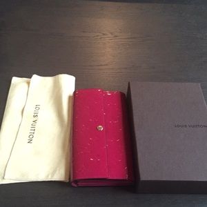 Sarah wallet Verni Fushia